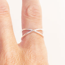 Load image into Gallery viewer, Ring Criss Cross Minimalist in Sterling Silver
